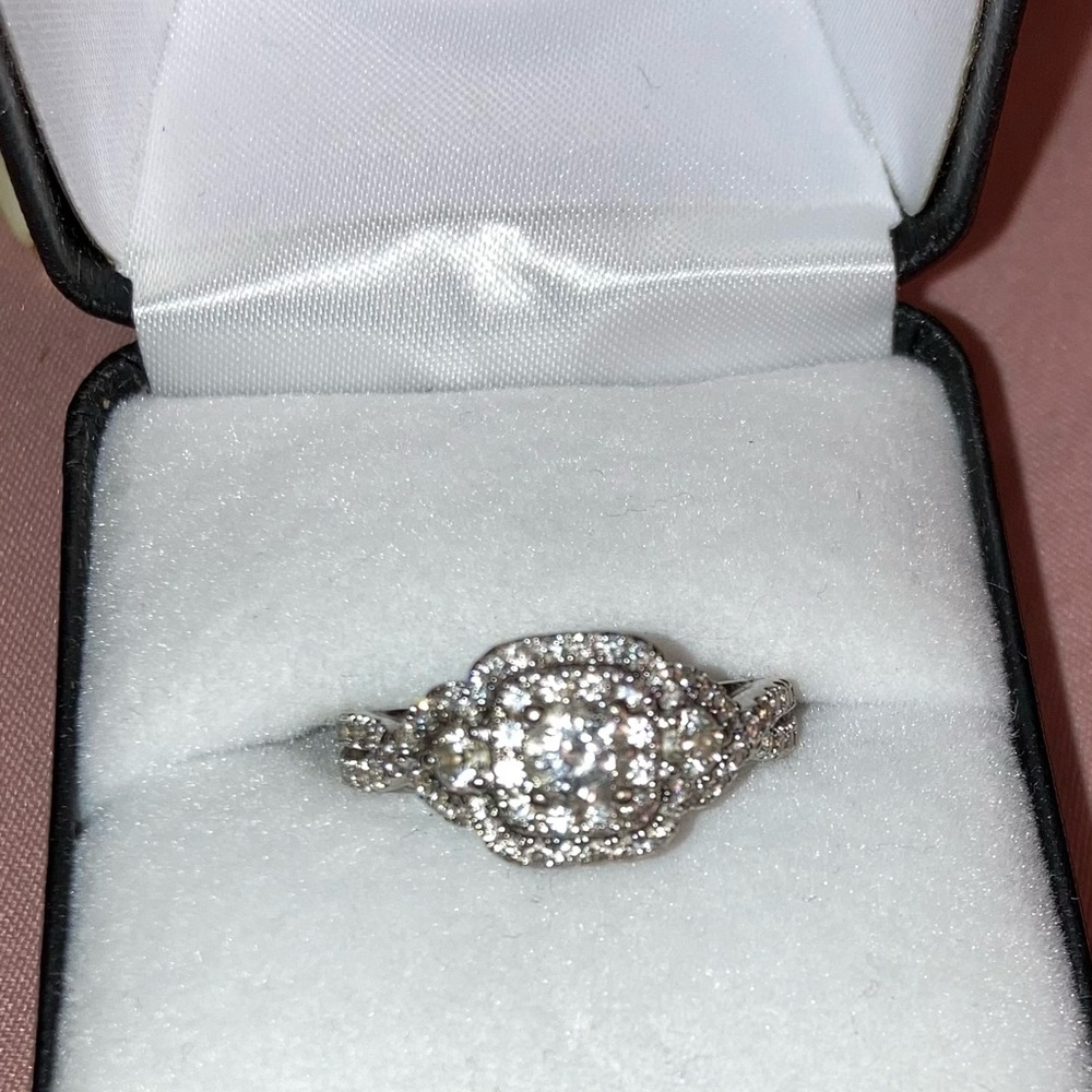 Gorgeous diamond ring; white gold; layers of diamonds